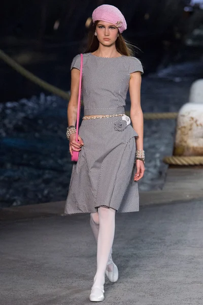Look 16